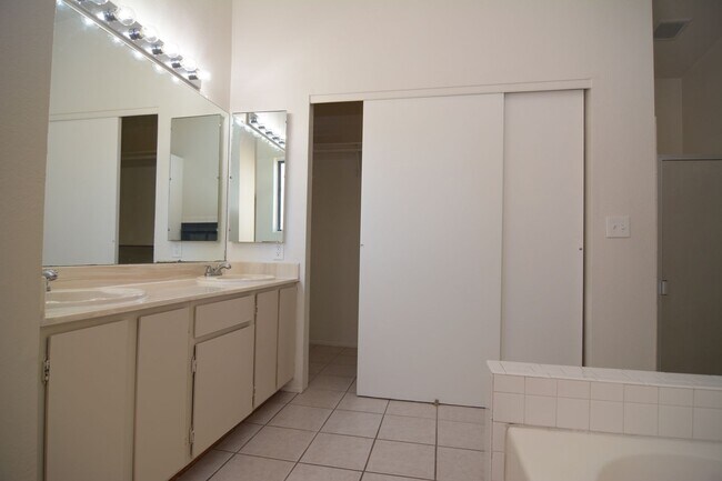 Building Photo - Updated 3  Bedroom 2 Bath Home! Located in Convenient South Tucson Location!