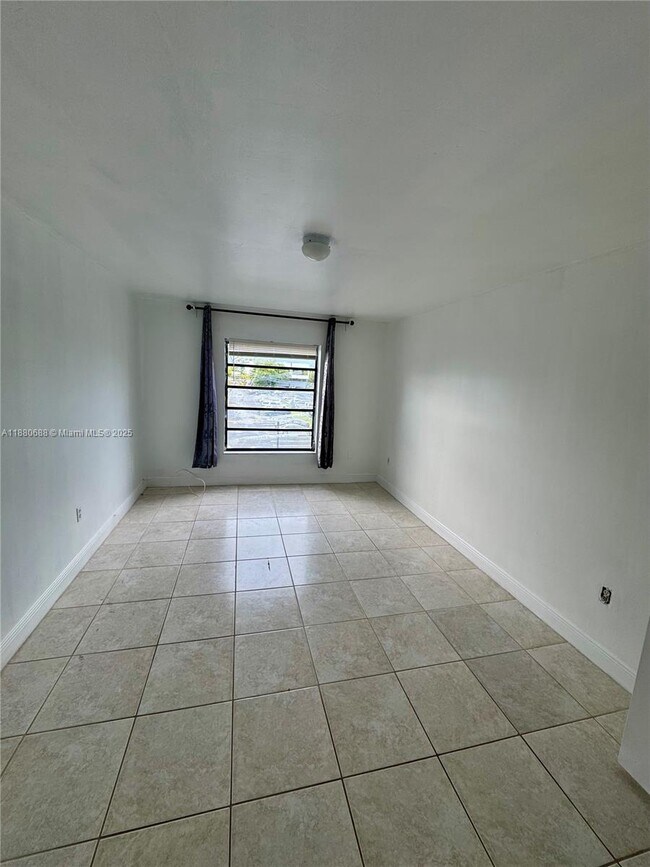 Building Photo - 10431 N Kendall Dr