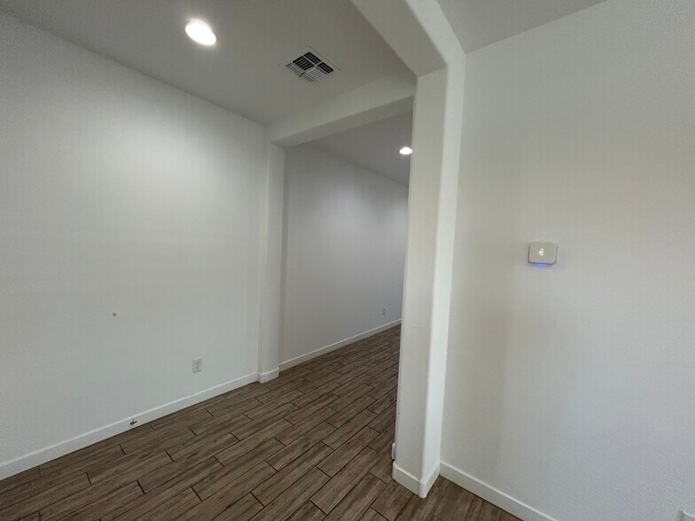 Building Photo - 2241 E Meadowview Ct