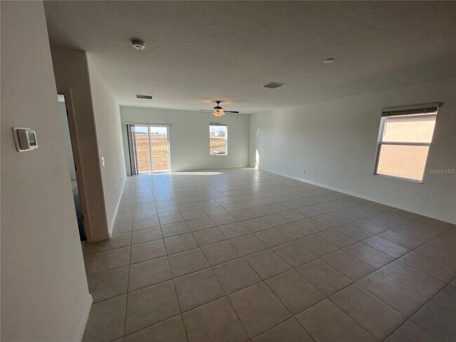 Building Photo - Stunning 5 Bed/2.5 Bath Home in Wesley Chapel with 2869 sq ft - Must See!