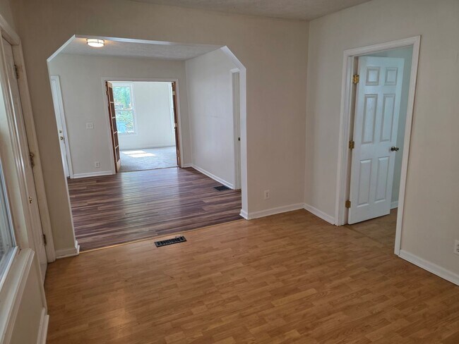 Building Photo - South Wedge Large 2 Bedroom Half House 1st Fl Floor Avail Mid October