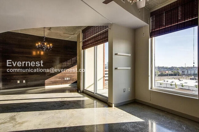 Building Photo - 1 Bed/2 Bath Condo with Garage / Pet-Friendly / Available Now!