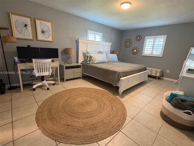 Building Photo - 333 Palm Cir