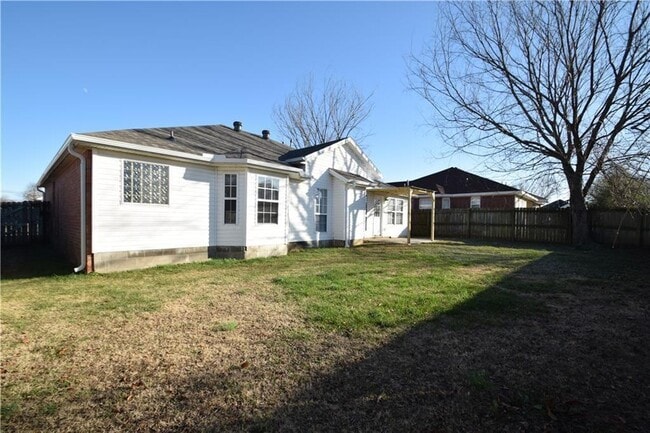 Building Photo - 906 SW Navajo Dr