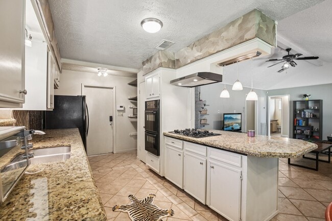 Building Photo - 15126 Silverman St