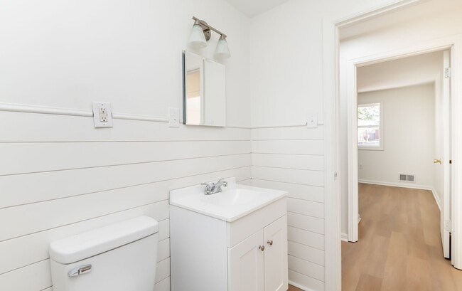 Building Photo - 4BR/2Ba house- Ready for new occupant!