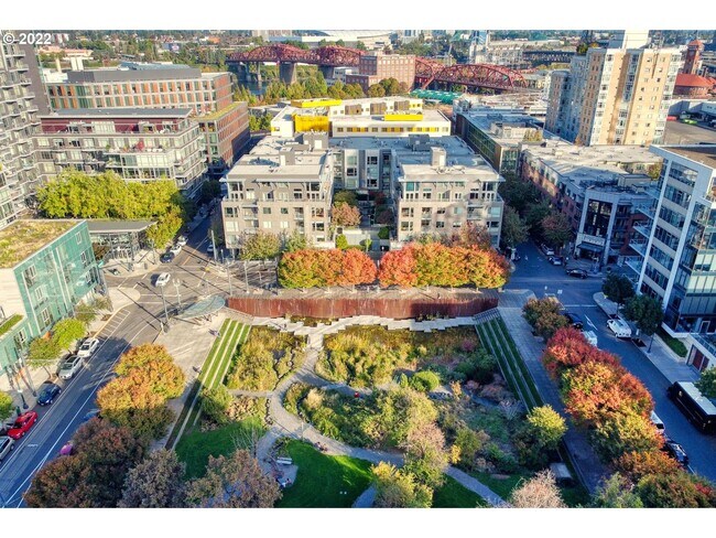 Building Photo - Lovely Corner unit in the Pearl District