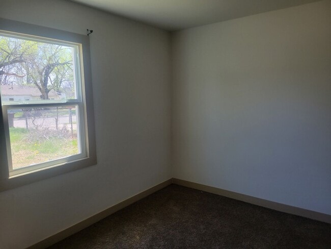Building Photo - 2 Bedroom House Backyard!