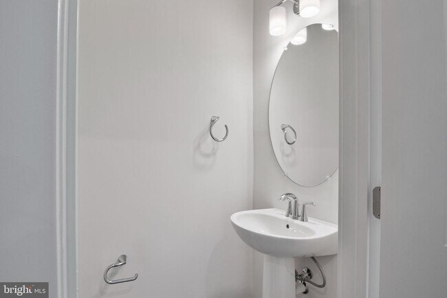 Building Photo - This stunning luxury 2-story condo has 3 beds & 2.5 baths with over 1500 sq ft of living space.