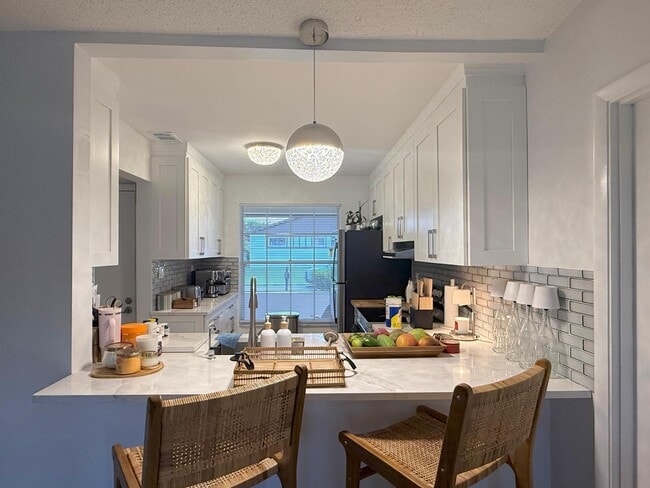 Building Photo - 15860 Laurel Oak Cir