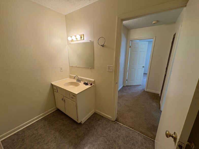 Building Photo - 122 Carriage Pl