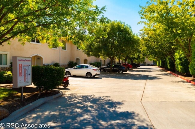 Building Photo - 1363 E Lindo Ave