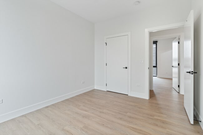 Building Photo - 3140 N Clybourn Ave