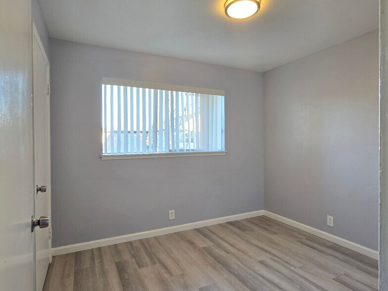 Building Photo - 452 S 4th St