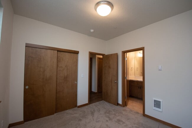 Building Photo - Wonderful 2BD Duplex in Great Washougal Lo...