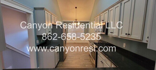 Building Photo - Nice Sized 4 Bed 3 Bath home in great location!