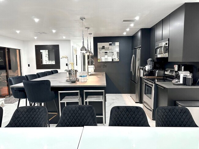 Building Photo - 5700 Saddlebrook Way