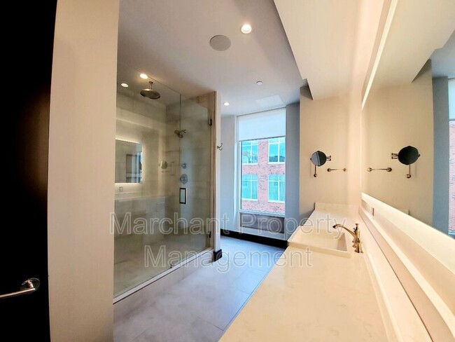 Building Photo - 220 Riverplace