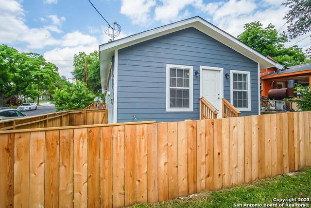 Building Photo - 303 Victor St