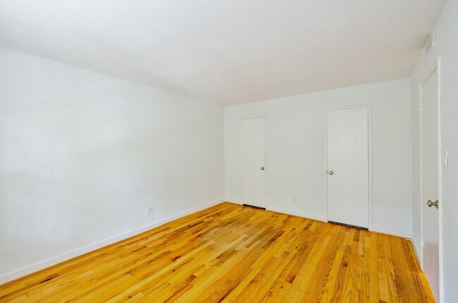 Building Photo - Comfort, Convenience & Charm in a Hidden G...