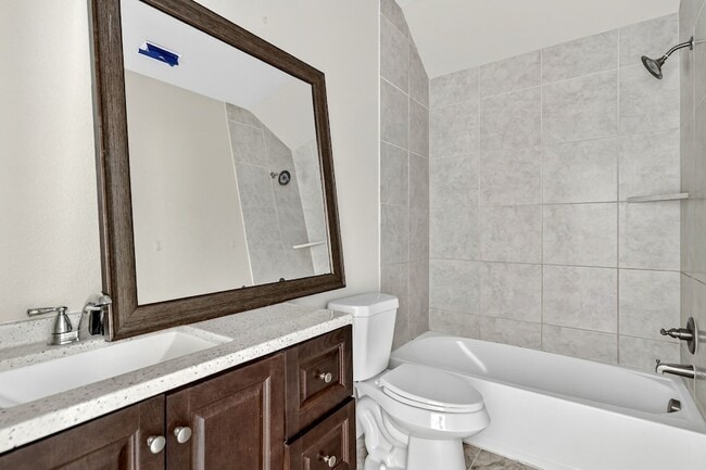 Building Photo - 1012 Summer Ln