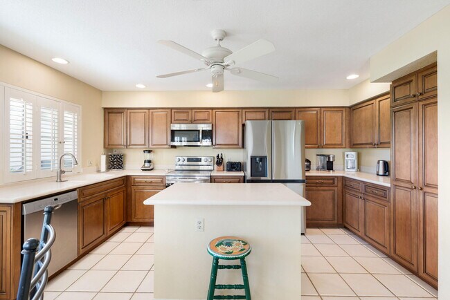 Building Photo - 260 Vista Royale Cir E