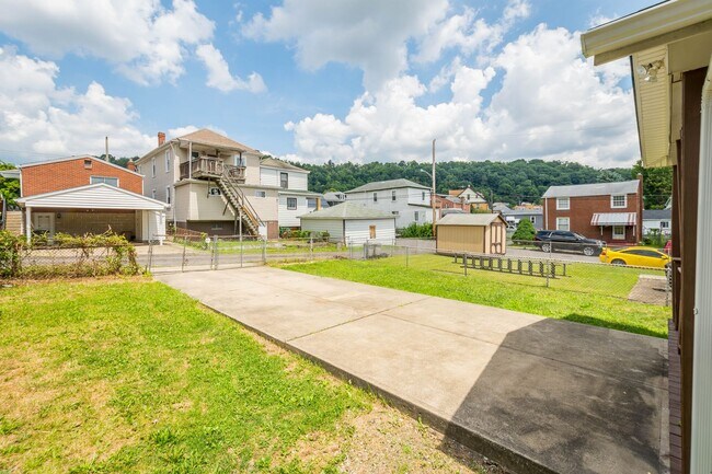 Building Photo - Newly renovated 3 bedroom home in McKees Rocks available now!