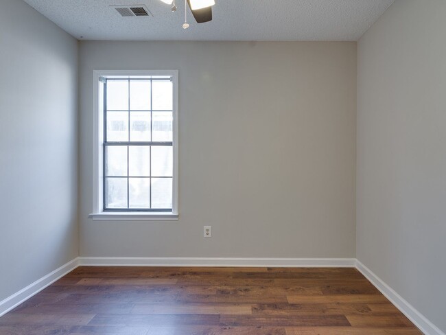 Building Photo - Renovated and Ready for Move In!