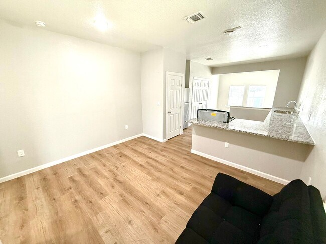 Building Photo - 2422 W Commerce St