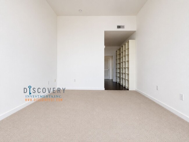 Building Photo - Uptown Place One Bedroom Condominium