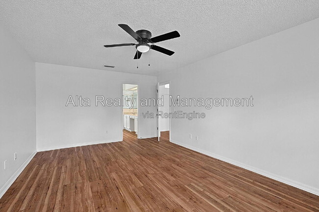 Building Photo - 8426 Country Bend Cir W