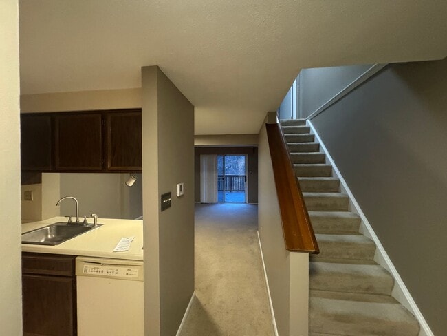Building Photo - Available NOW!! 2 Beds 1.5 Bath Townhome