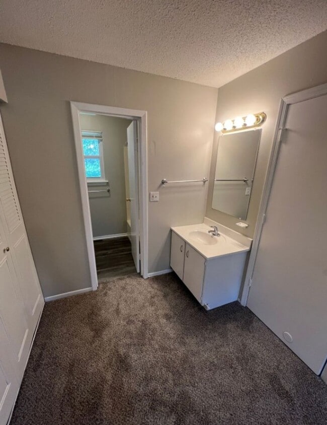 Building Photo - Spacious Split-Level Duplex in Lee’s Summit