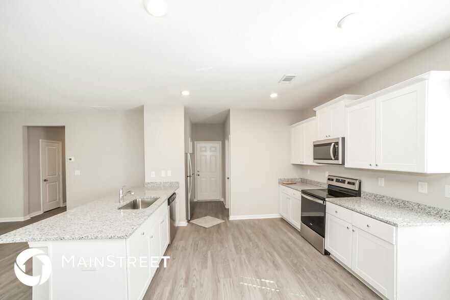 Building Photo - 523 Firethorn Ct