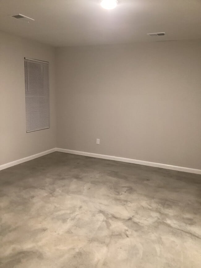 Building Photo - 4483 Sunny View Dr