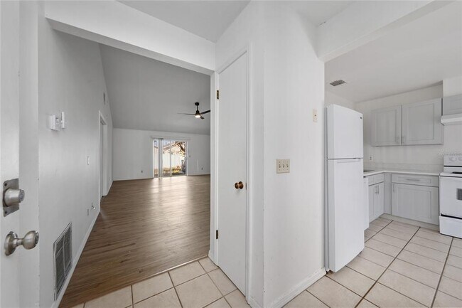 Building Photo - 126 Dahlia Village Cir