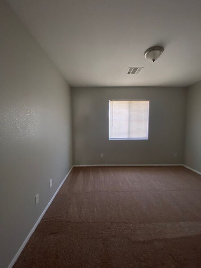 Building Photo - Southern Highlands 4 Bedroom- Single Famil...