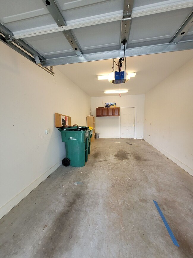 Building Photo - Spacious Three Bedroom Townhome in Wellstone!