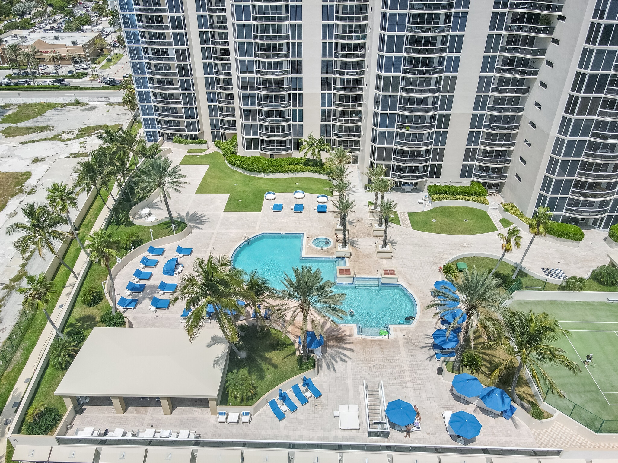 Private Oceanfront Pool / Hot Tub - 17555 Collins Ave