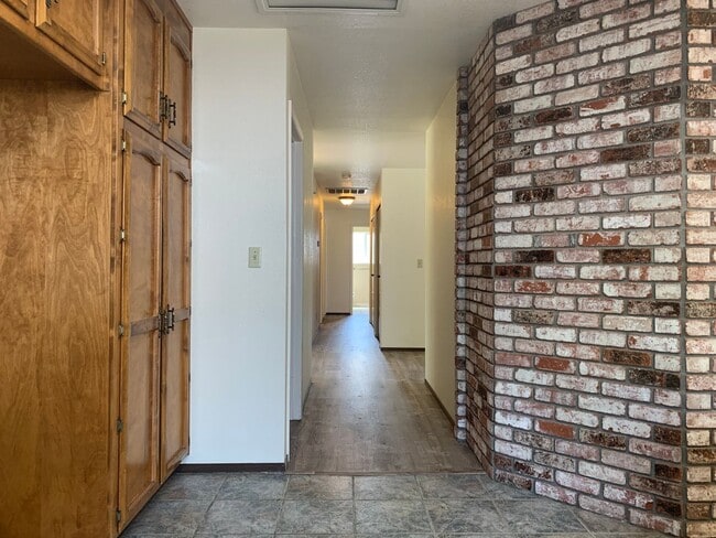 Building Photo - Make this your new home!