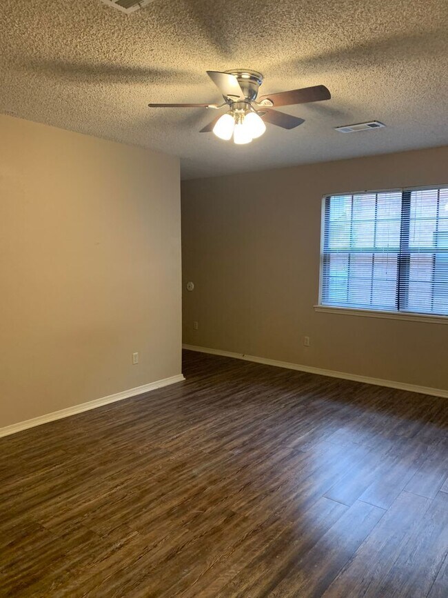 Building Photo - 507 Valley Dr