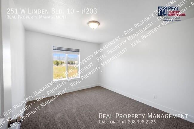 Building Photo - 251 W Linden Ave