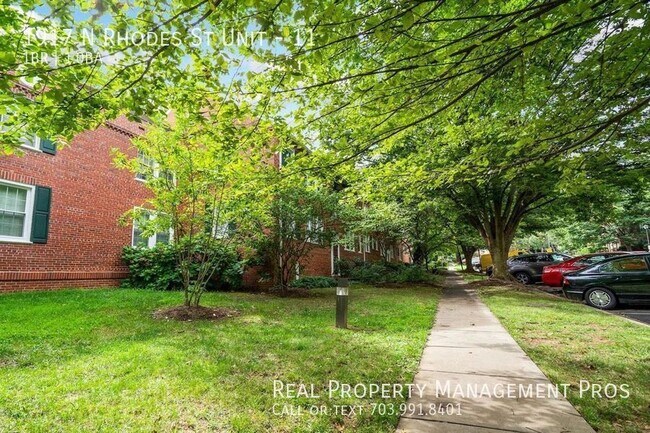 Building Photo - Rare Sun-Drenched Courthouse Metro End Unit!