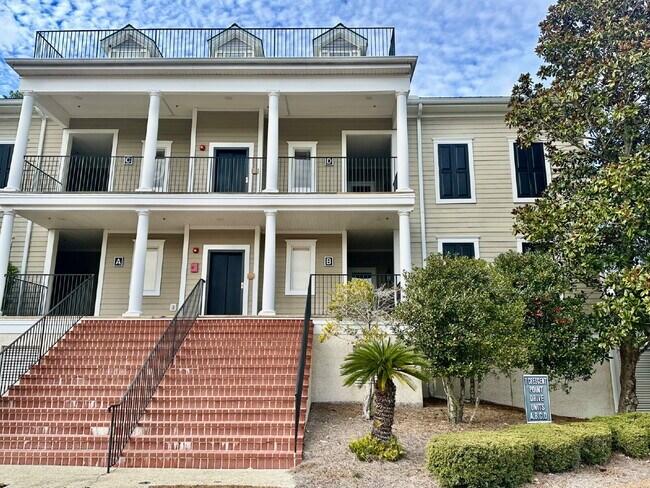 Building Photo - Spacious Two Bedroom Condo in the Crescent!