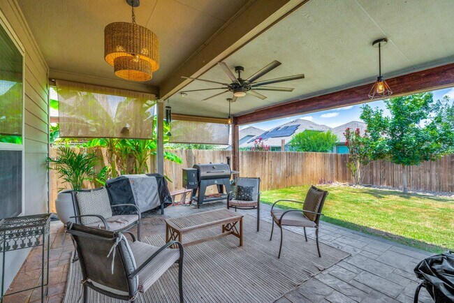 Building Photo - BEAUTIFUL 4-BEDROOM HOME IN NORTHEAST CROSSING