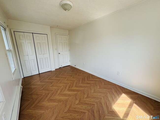 Building Photo - 260 Bunker Ave