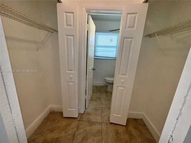 Building Photo - 2305 Monroe St