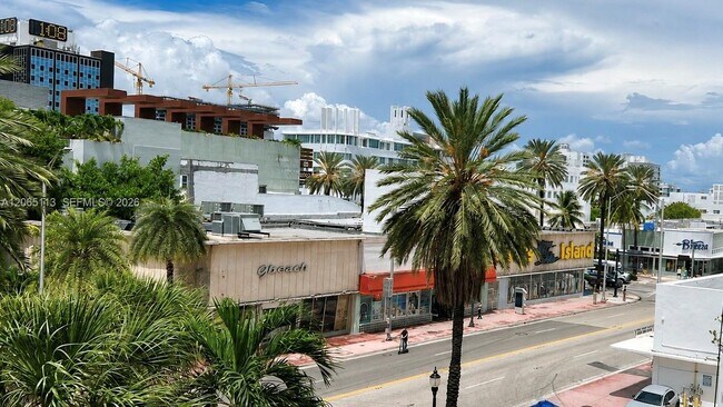 Building Photo - 1621 Collins Ave