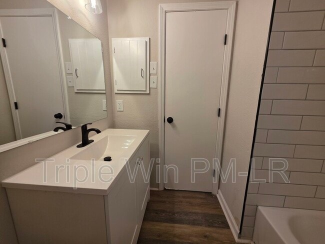 Building Photo - 8 Willowridge Cove