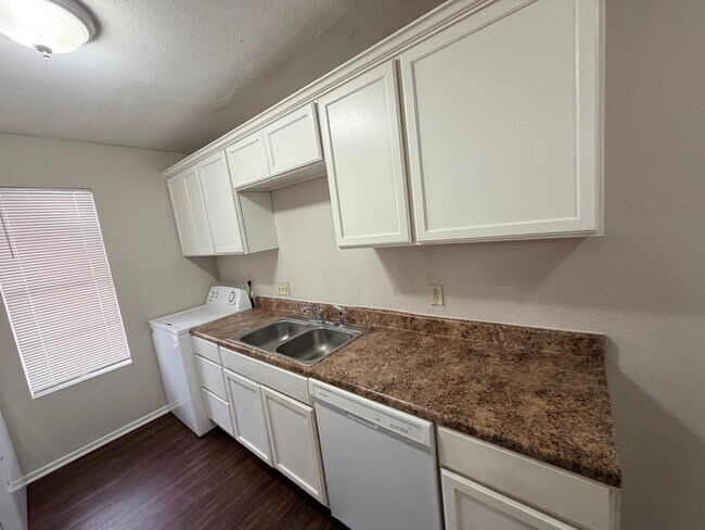 Building Photo - 3302 Salisbury Ave